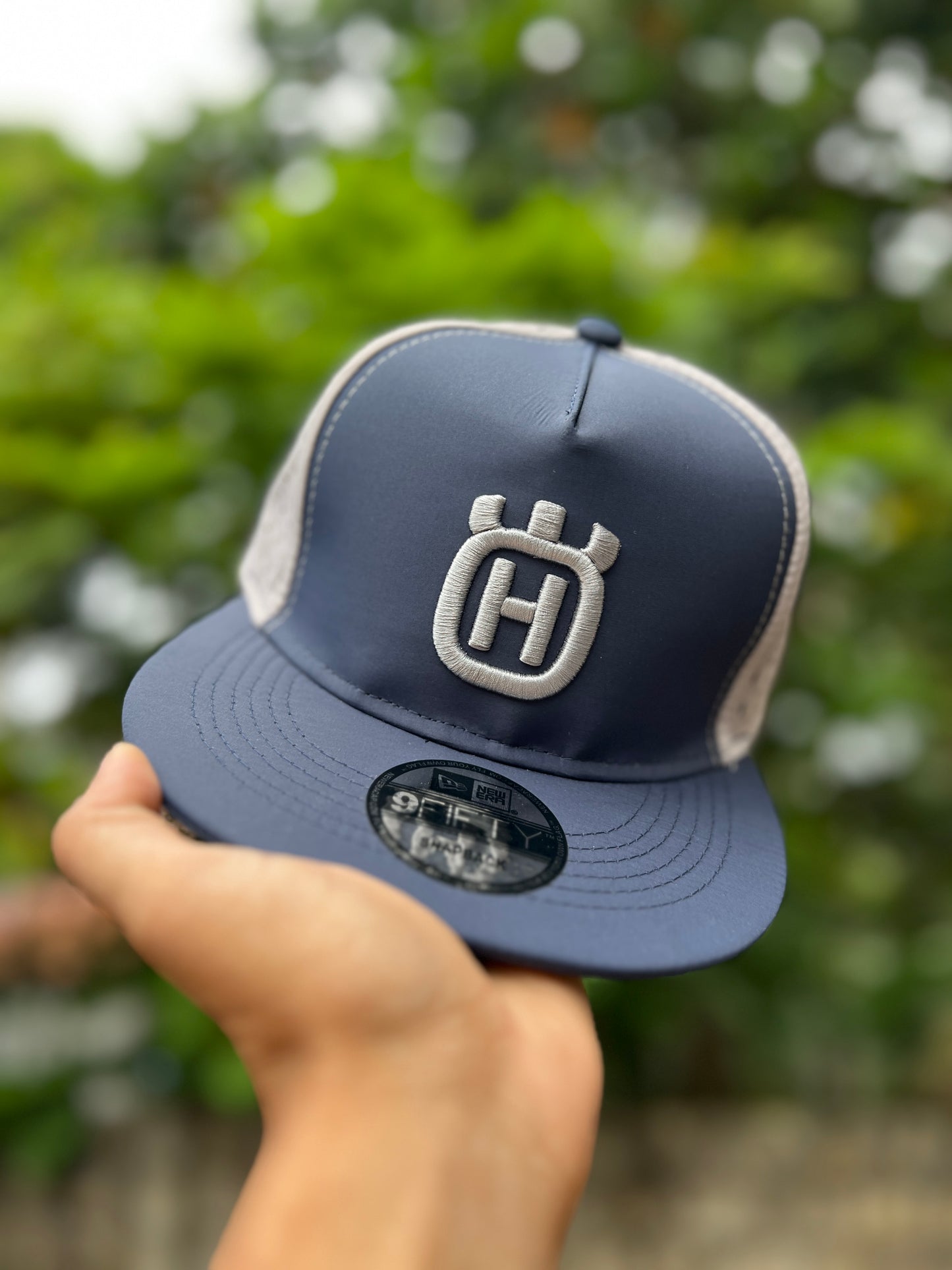 HUSQVARNA BIG LOGO GREY EMP | SNAPBACK CAP