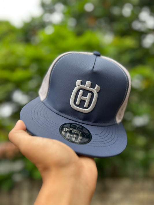 HUSQVARNA BIG LOGO GREY EMP | SNAPBACK CAP