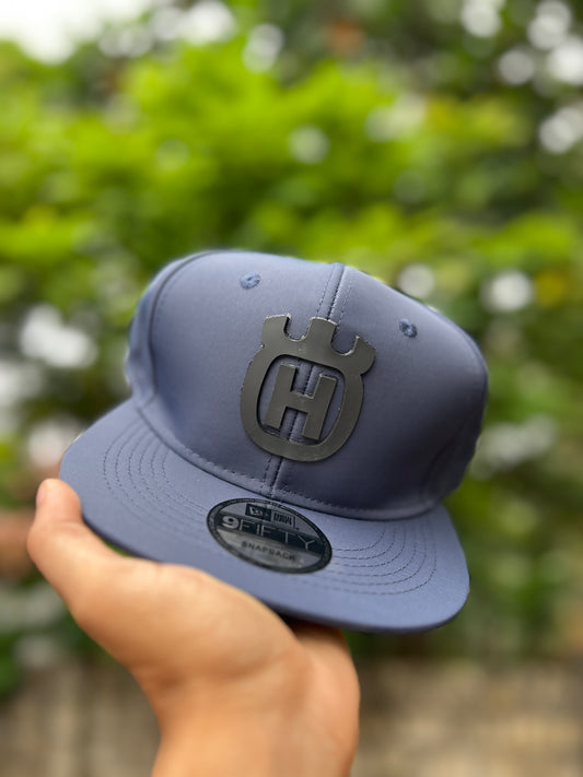 HUSQVARNA BIG LOGO BLUE BLACK RUBBER | SNAPBACK CAP