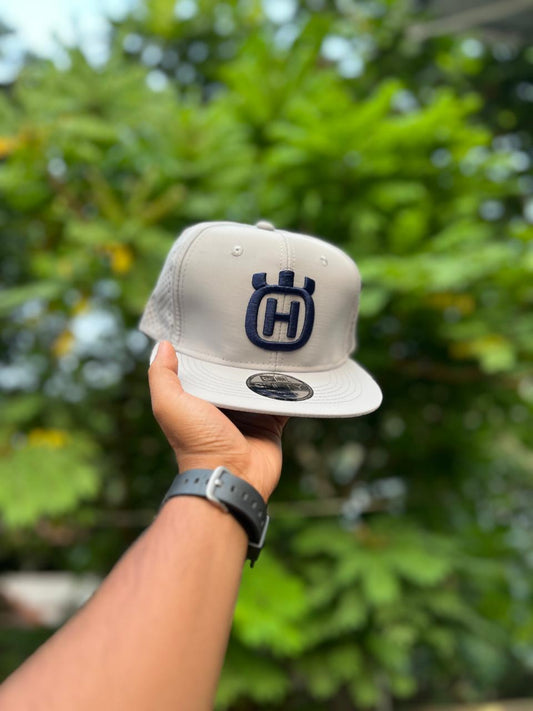 HUSQVARNA BIG LOGO BLUE GREY EMP | SNAPBACK CAP