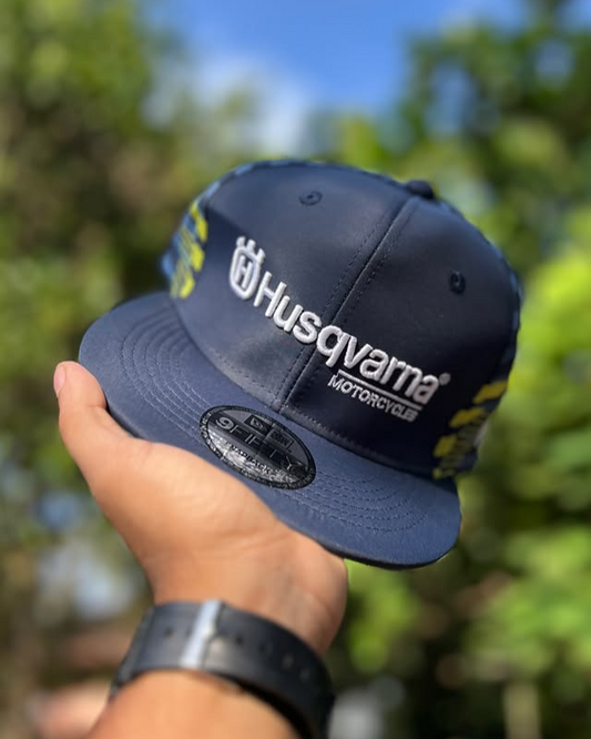 HUSQVARNA WRITING WHITE EMP | SNAPBACK CAP
